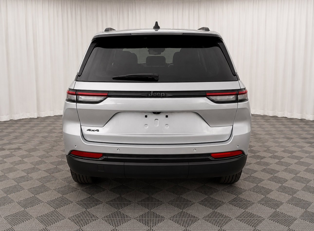 Used 2025 Silver Zynith Jeep Altitude image 4
