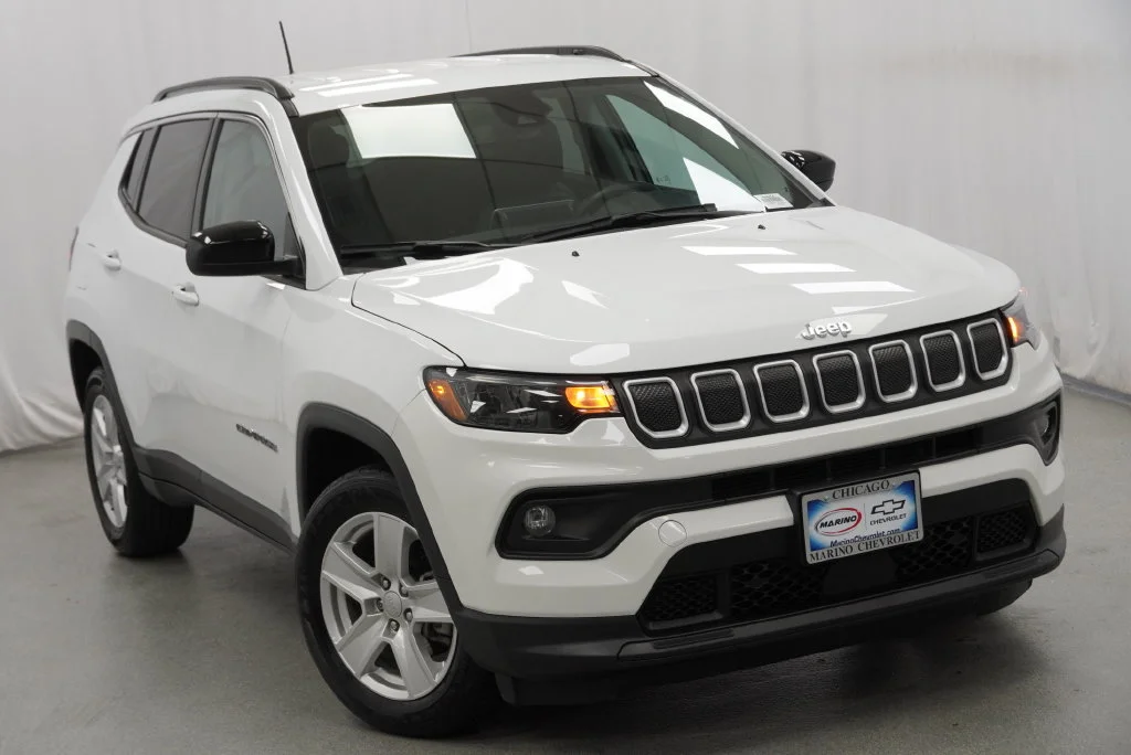 Used 2022 Bright White Clea Jeep Latitude image 12