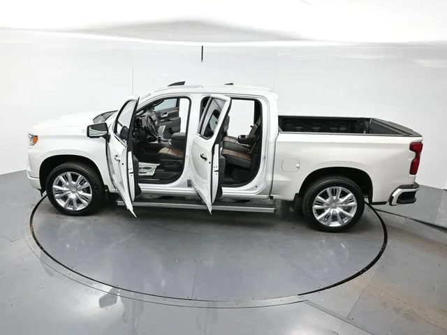 Used 2025 Iridescent Pearl Tricoat Chevrolet High Country image 41