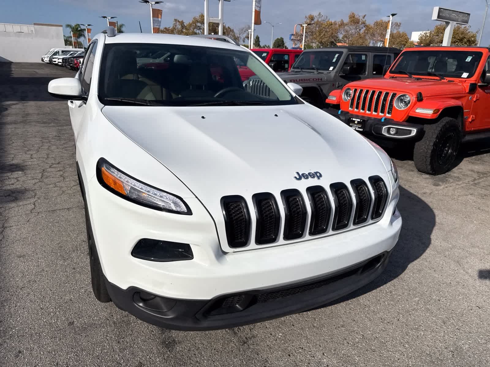 Used 2018 Bright White Clearcoat Jeep Latitude image 5