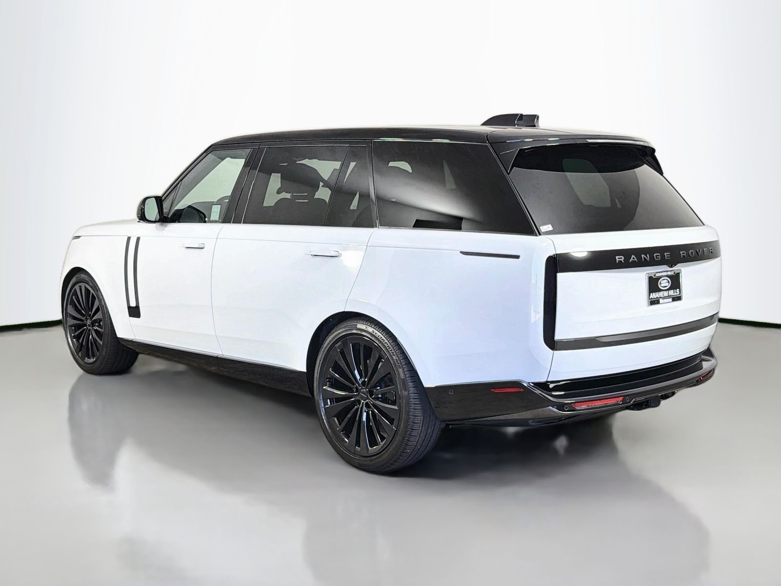 New 2026 Fuji White LAND ROVER SE 7 Seats image 3