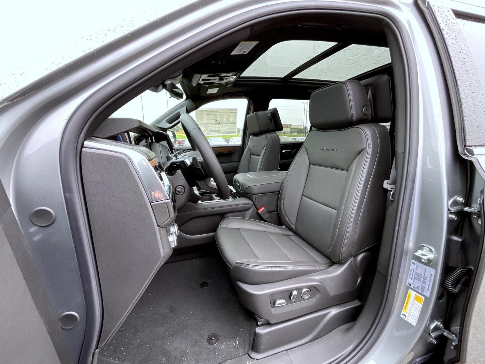 2026 GMC Yukon Denali - Photo 10