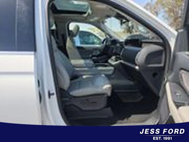 Used 2025 Oxford White Ford Active image 6