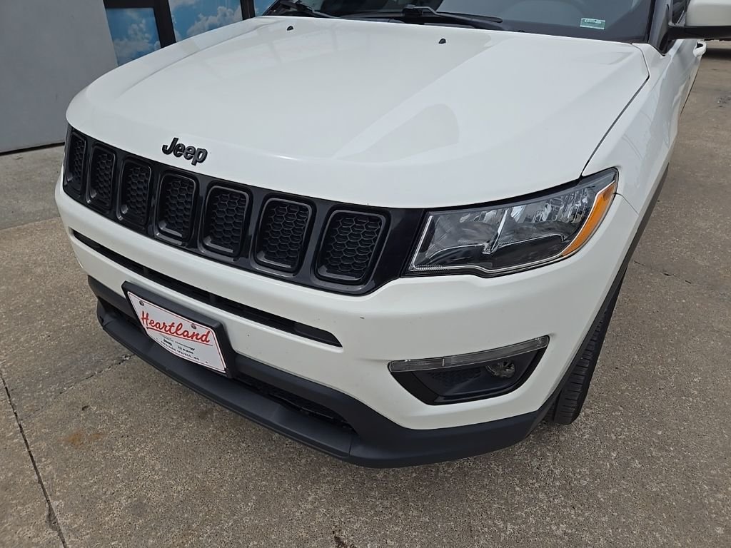 Used 2018 White Jeep Latitude image 16