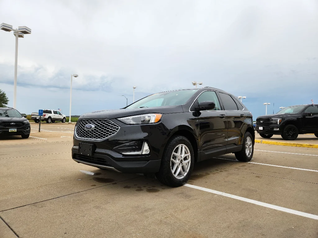 Used 2024 Agate Black Metallic Ford SEL image 4