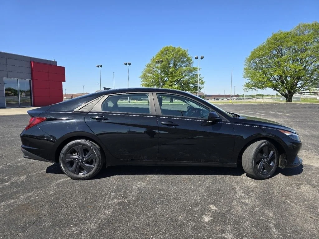 Used 2022 Phantom Black Hyundai SEL image 16