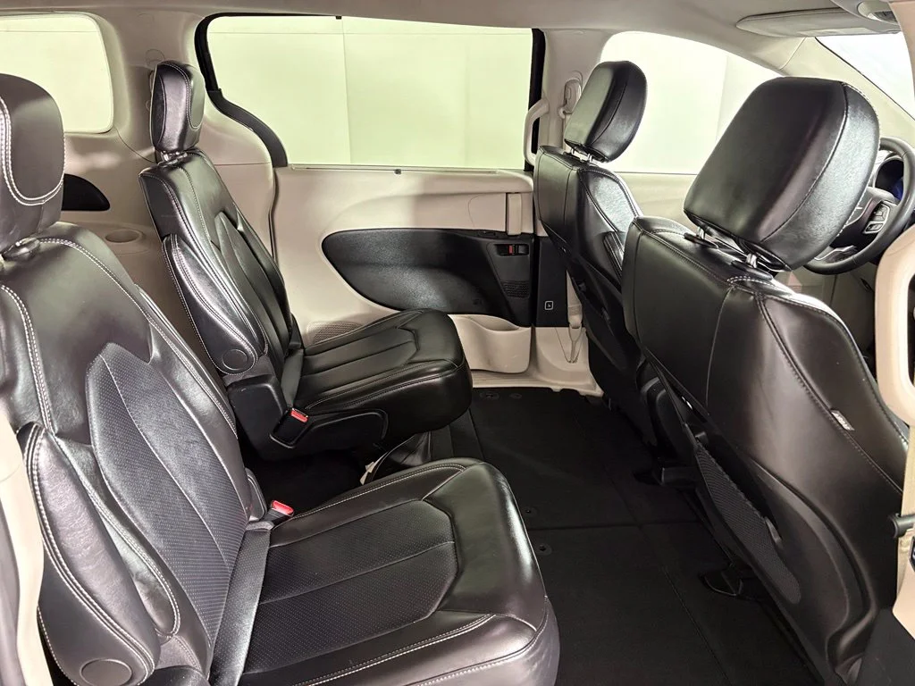 Used 2024 Black Chrysler Touring L image 39