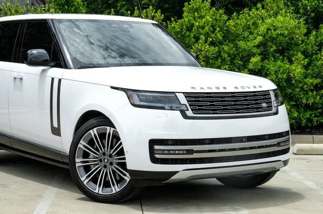 Used 2024 White Land Rover SE image 9