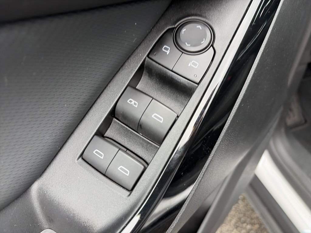 Used 2025 White Chevrolet LT image 19