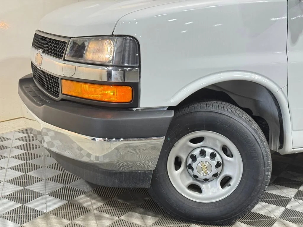 New 2026 Summit White Chevrolet 1WT image 3
