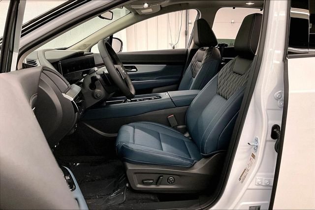 New 2026 Everest White Pearl/Black Nissan Platinum image 10
