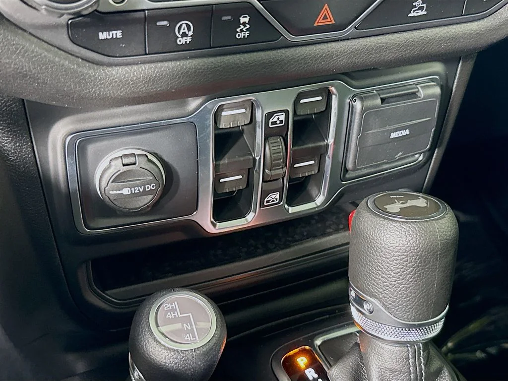 Used 2025  Jeep Sport image 21