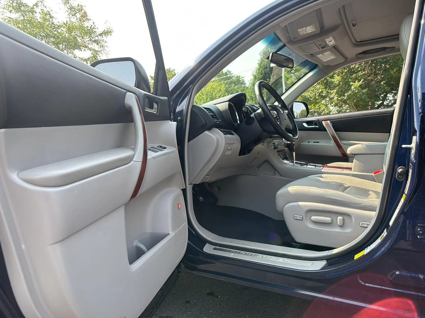 Used 2013 Nautical Blue Metallic Toyota Limited image 2