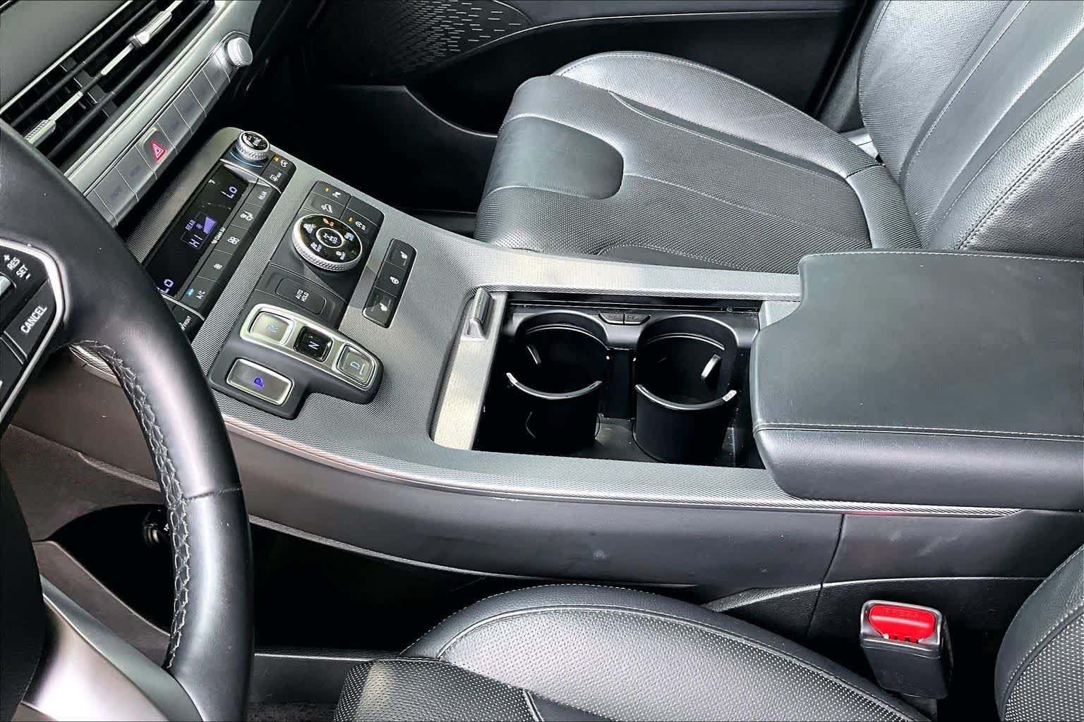 Used 2022 Hyper White Hyundai SEL image 17