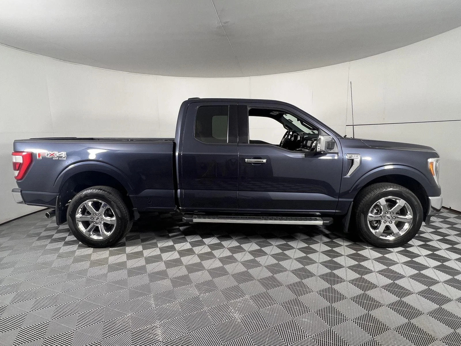 Used 2022 Smoked Quartz Metallic Tinted Clearcoat Ford LARIAT image 11