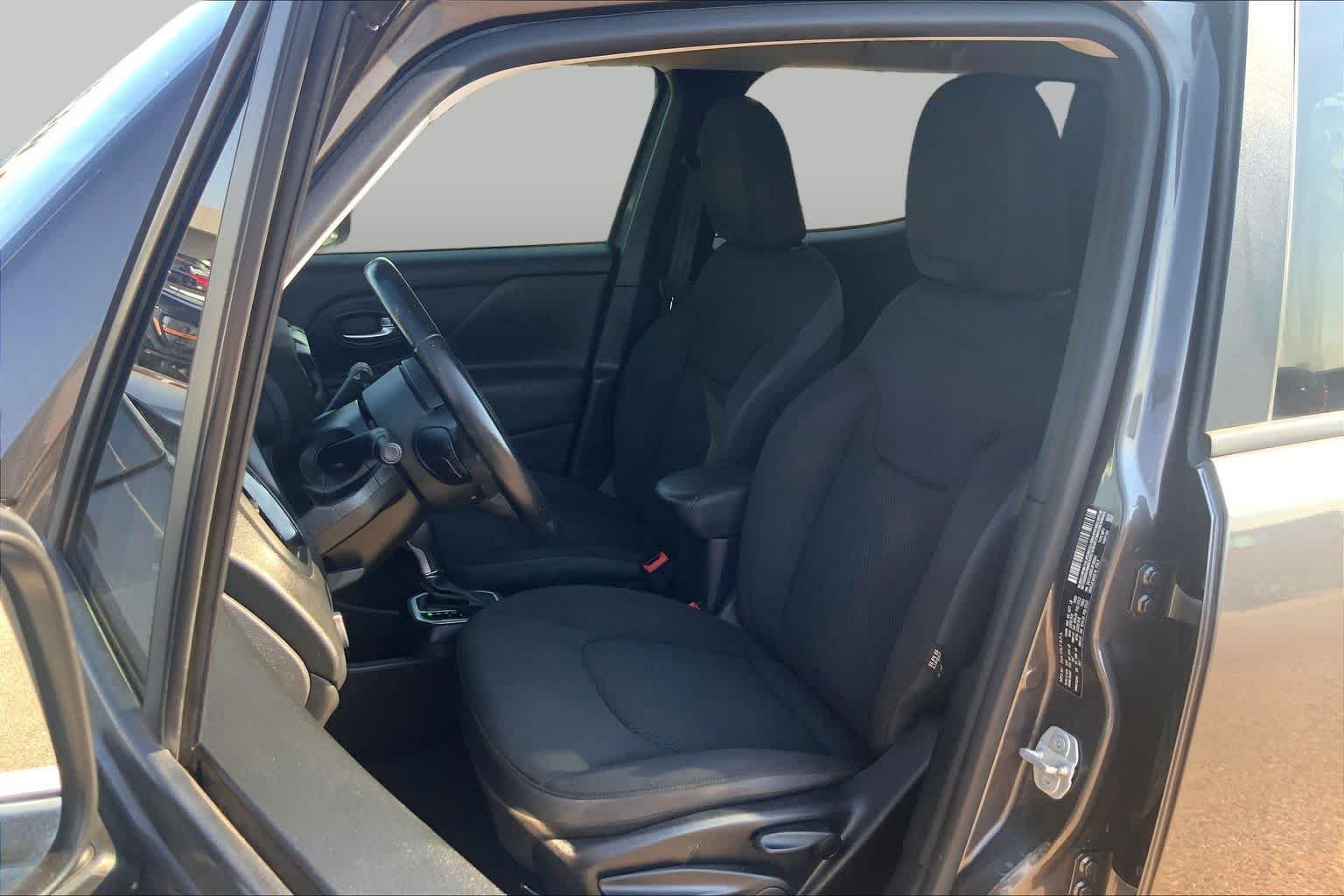Used 2018 Granite Crystal Metallic Clearcoat Jeep Altitude image 8