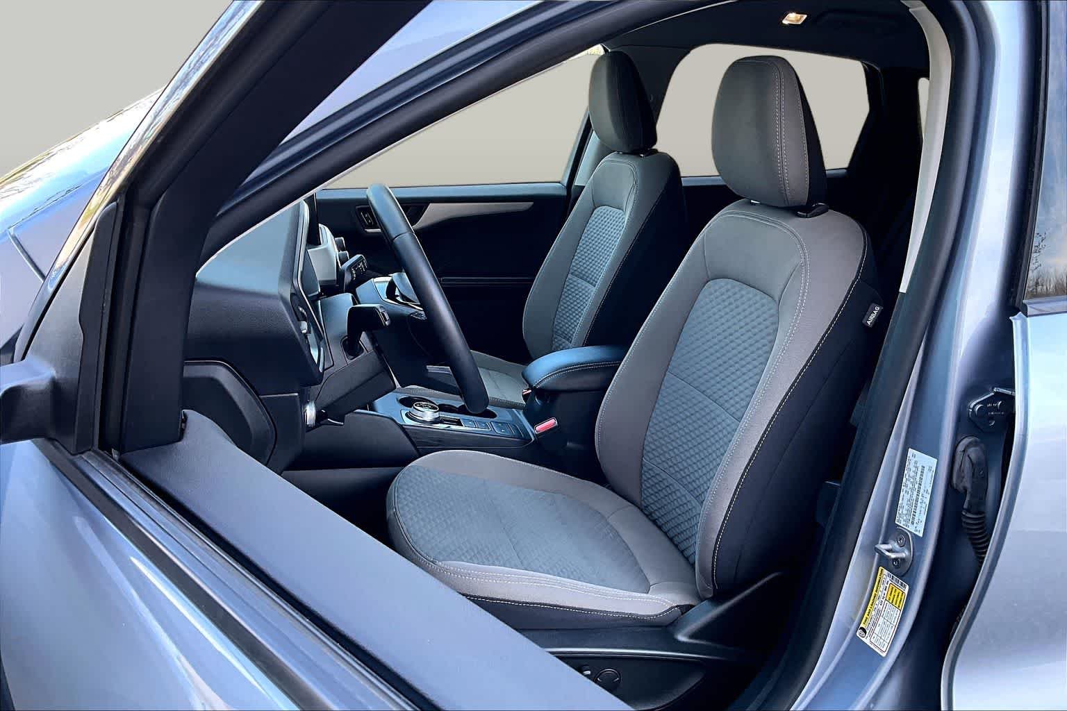 Used 2022 Iced Blue Silver Ford SE image 9