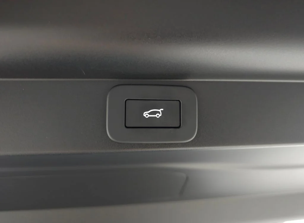 Certified Used 2025 White Land Rover SE image 6