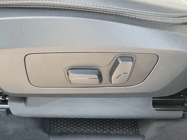 Used 2025  BMW xDrive28i image 21