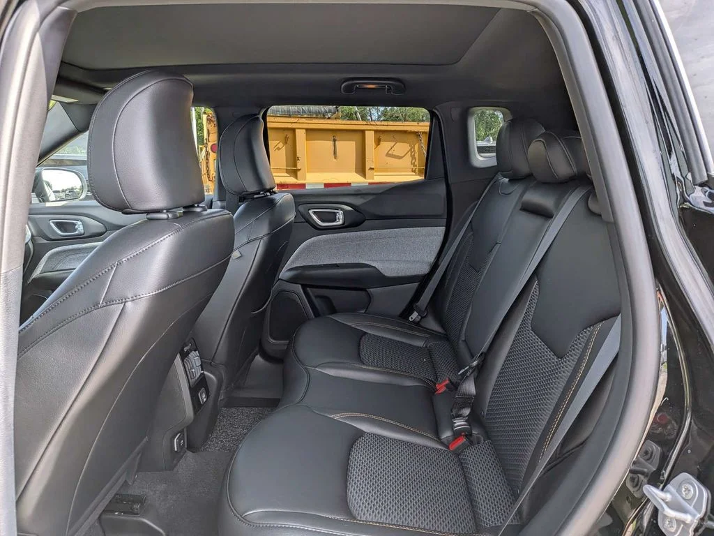 New 2026 Diamond Black Crystal Pearlcoat Jeep Latitude image 13