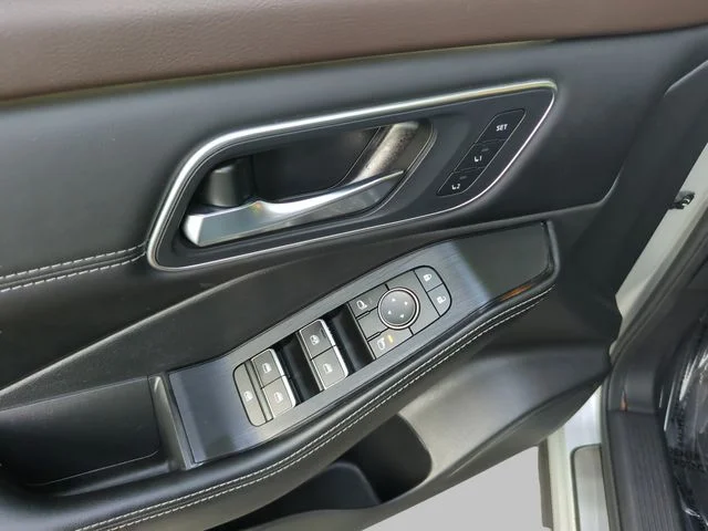 Used 2021 Silver Nissan Platinum image 19