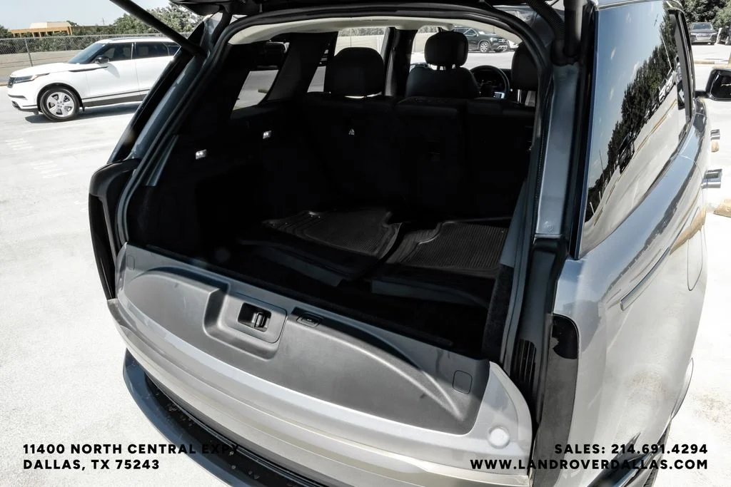 Used 2023 Grey Land Rover SE image 53