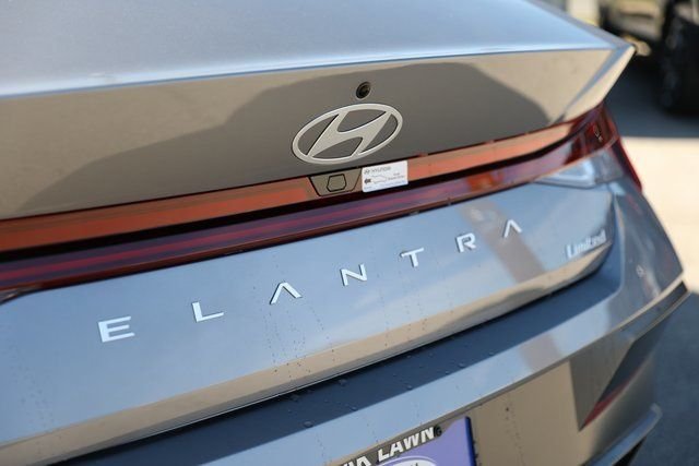 2025 Hyundai Elantra Limited - Photo 38