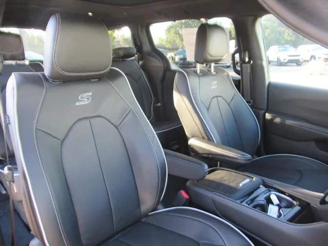 New 2026 Diamond Black Crystal Pearl-Coat Exterior Paint Chrysler Limited image 8