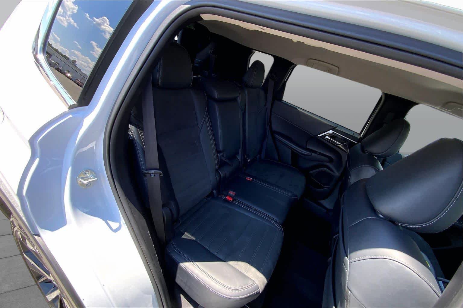 Used 2024 White Diamond Mitsubishi SE image 17