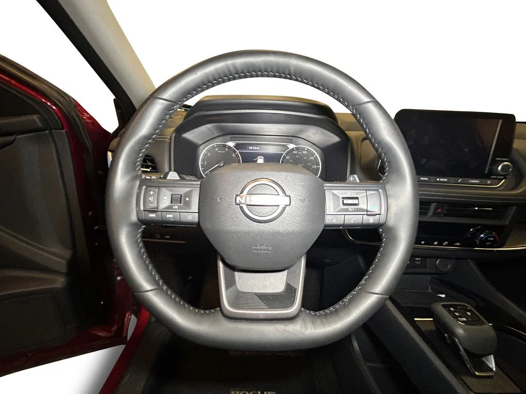 Used 2025 Scarlet Nissan SV image 13