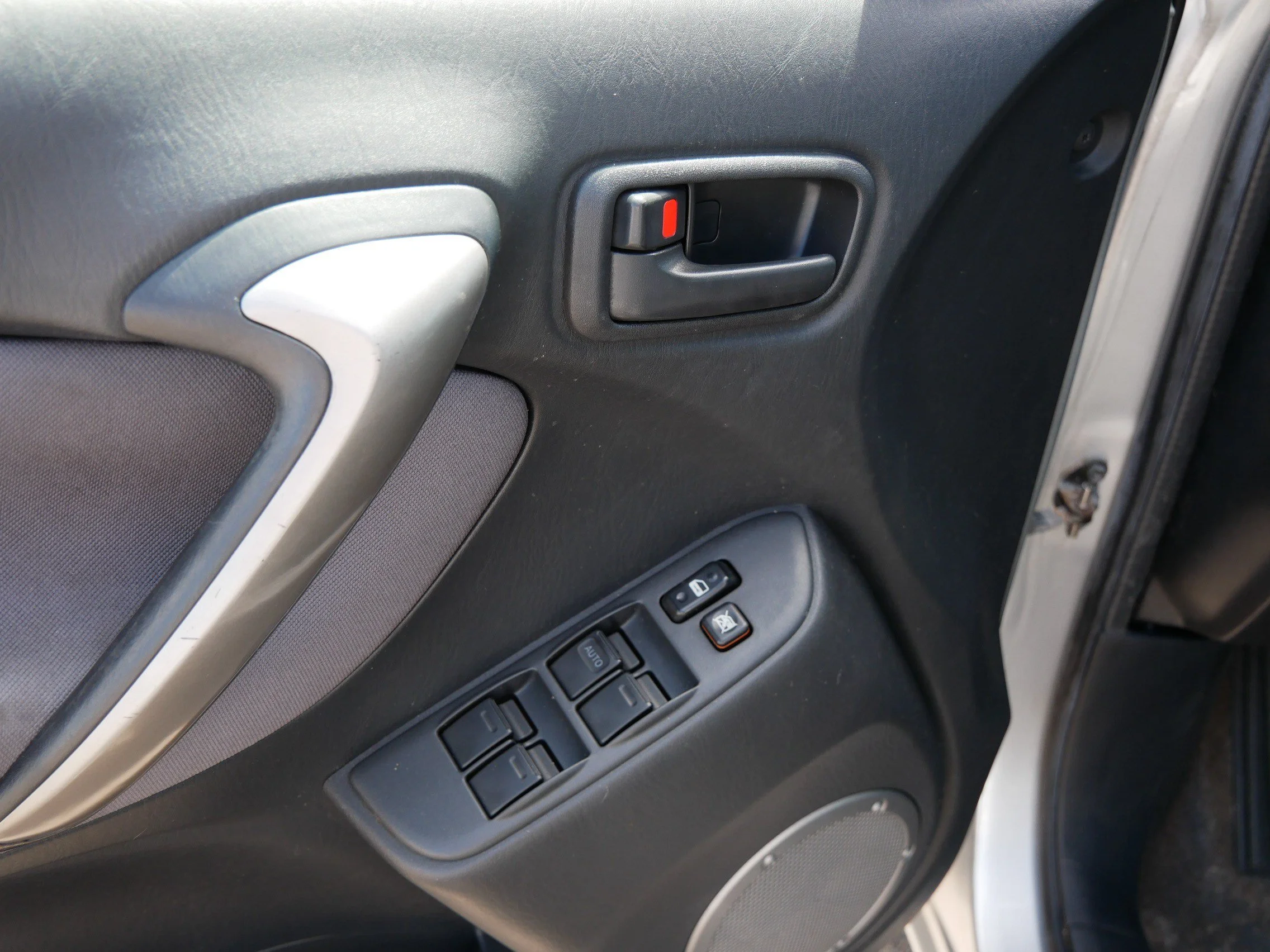 Used 2004 Titanium Metallic Toyota  image 20