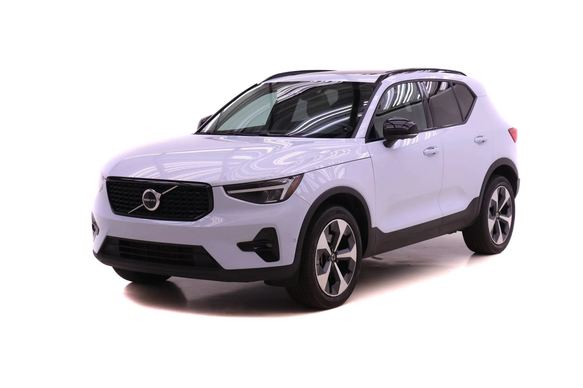 2024 Volvo XC40 B5 Plus Dark AWD's photo