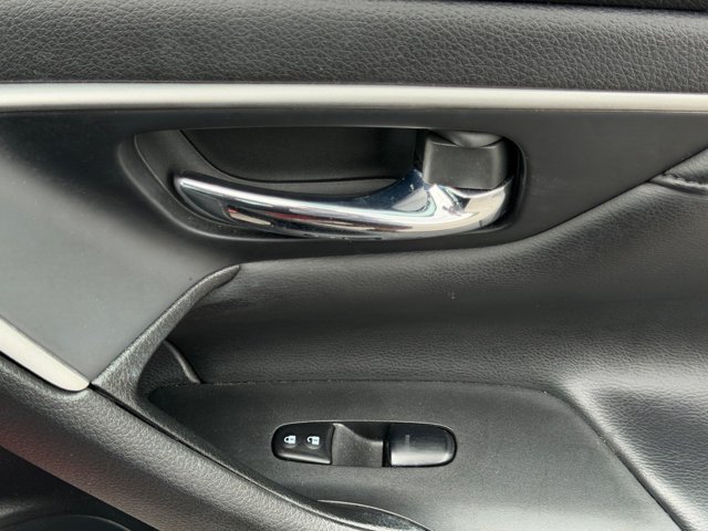 Used 2015 Red Nissan 2.5 S image 9