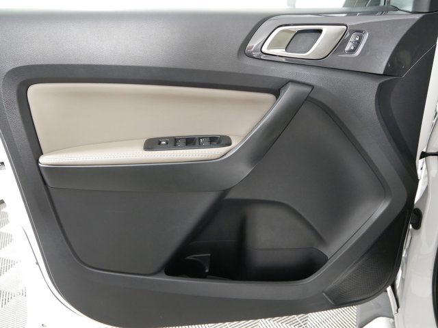 Used 2019 White Platinum Tri-Coat Ford Crew Cab LARIAT w/ FX4 Off-Road Pkg & Technology Pkg image 8