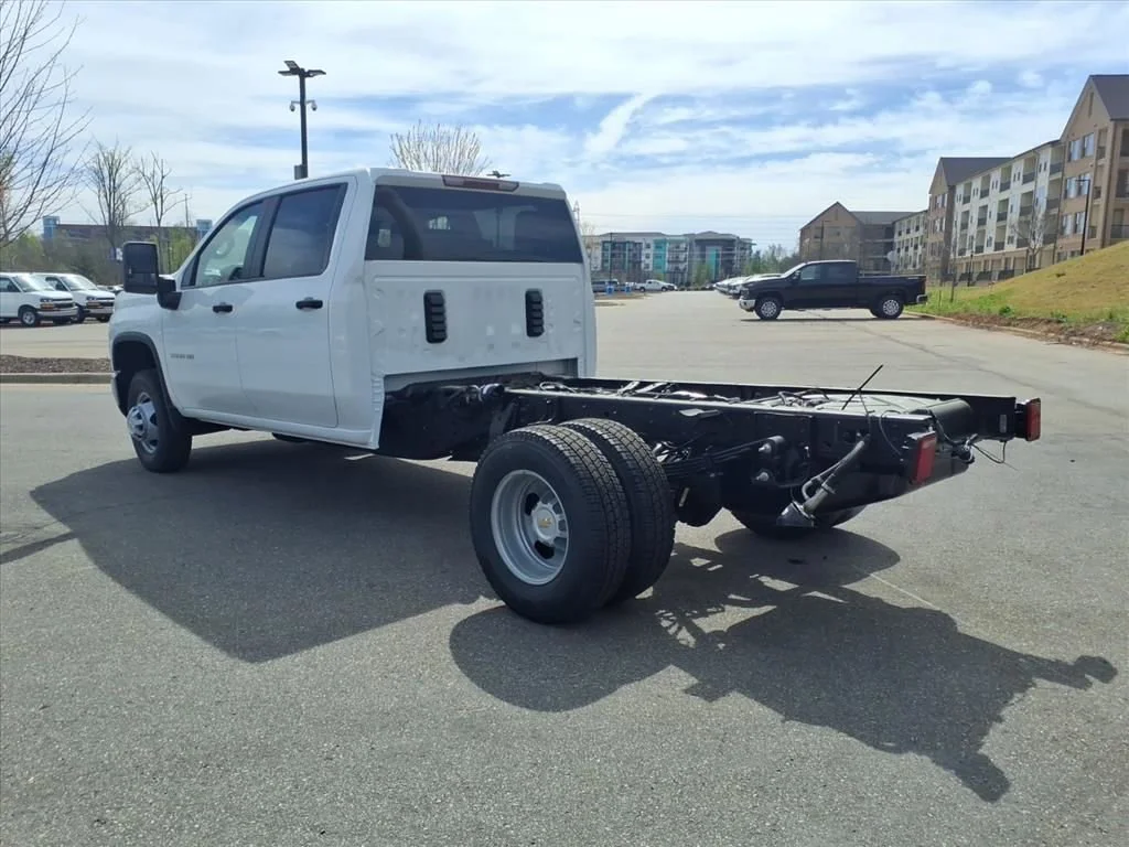 New 2026 Summit White Chevrolet Work Truck image 29