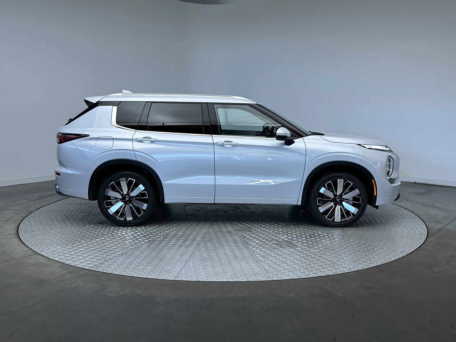 New 2026 White Diamond Mitsubishi SEL image 10
