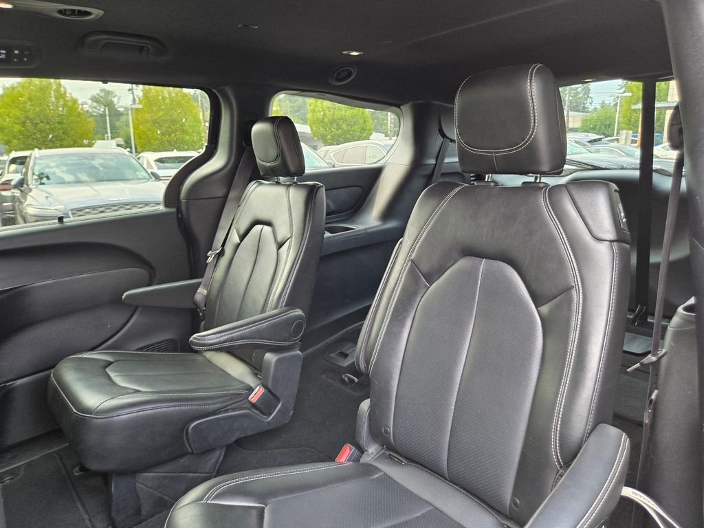 Used 2025 Diamond Black Crystal Pearlcoat Chrysler Select image 17