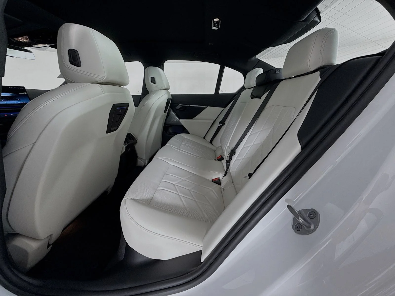 New 2026 Mineral White Metallic BMW eDrive40 image 26