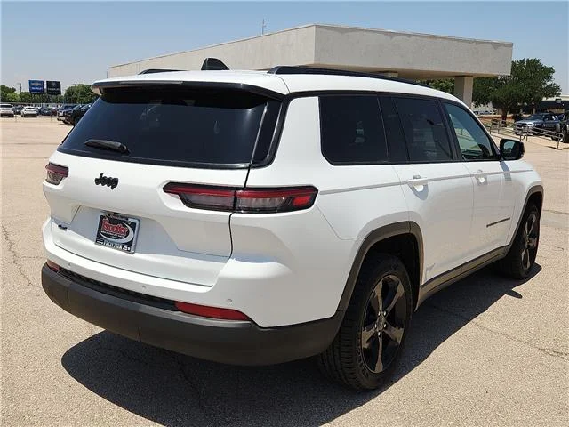 Used 2023 White Jeep Altitude 4x4 image 4