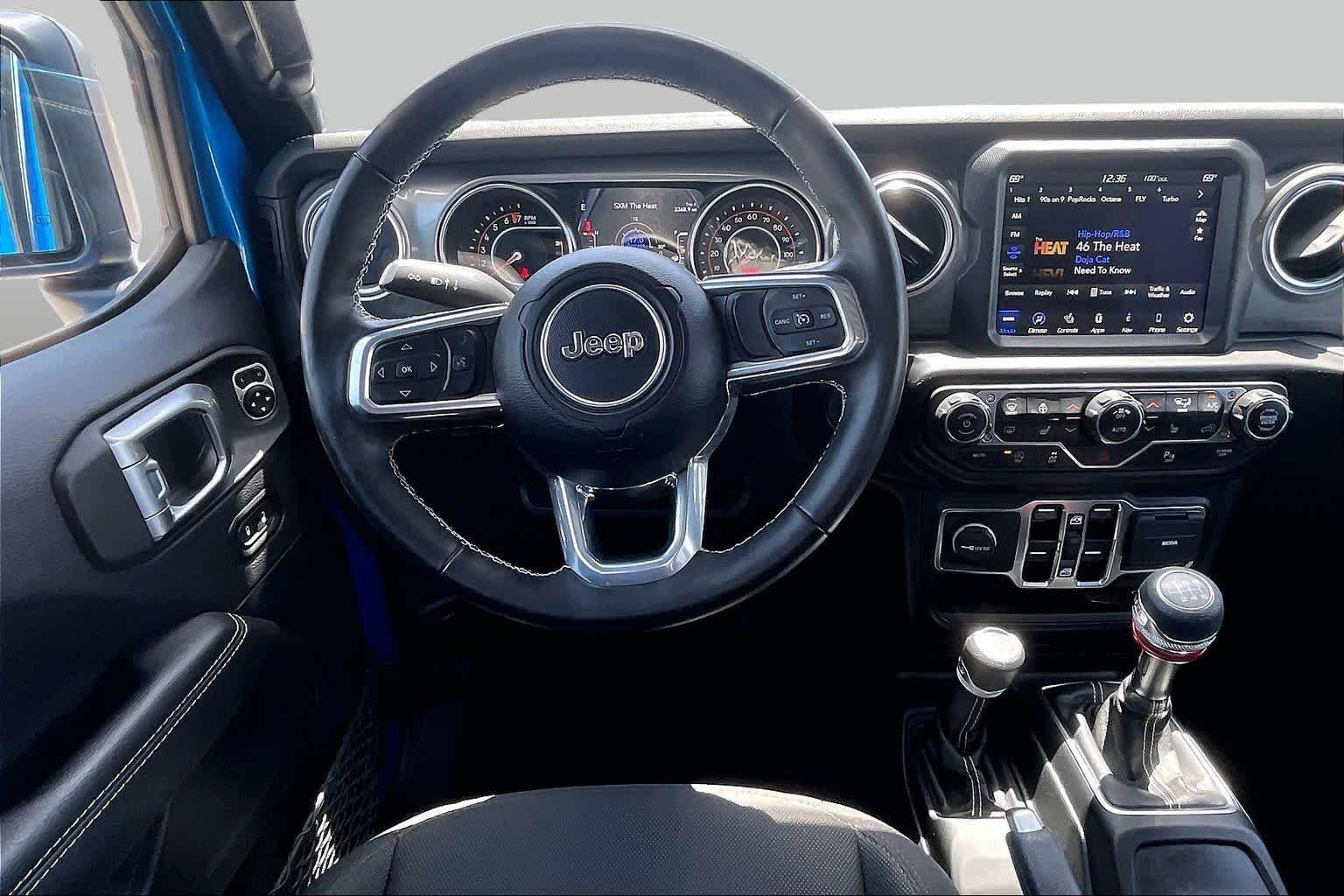 Used 2022 Hydro Blue Pearlcoat Jeep Unlimited Sahara image 6