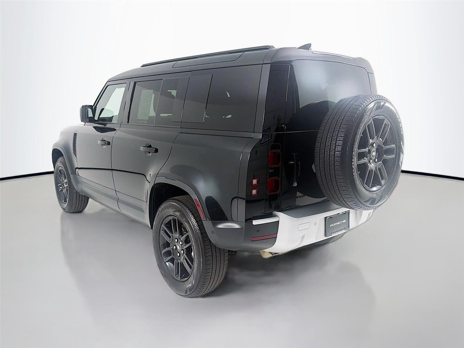 Used 2025 Santorini Black Metallic Land Rover S image 3