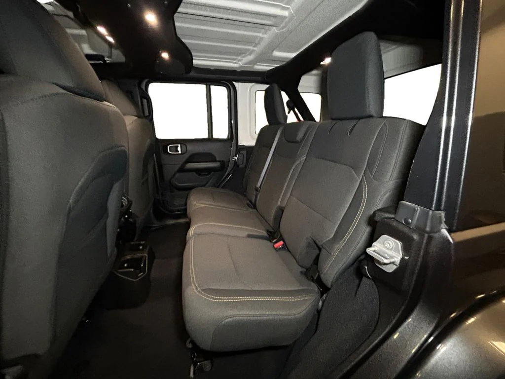Used 2025 Crystal Metallic Jeep Sahara image 13