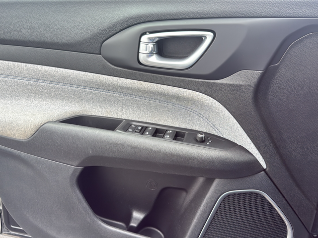 Used 2022 Black Jeep Latitude image 24