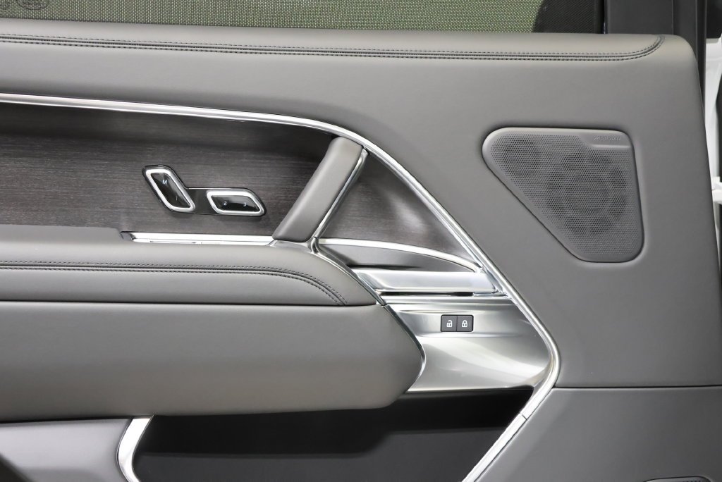 New 2027 Fuji White Land Rover SE image 32
