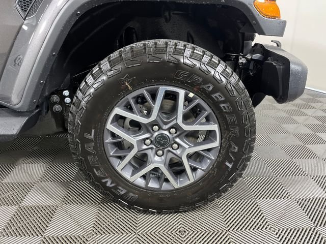 New 2026 Granite Crystal Metallic Clear-Coat Exterior Paint Jeep Sahara image 5
