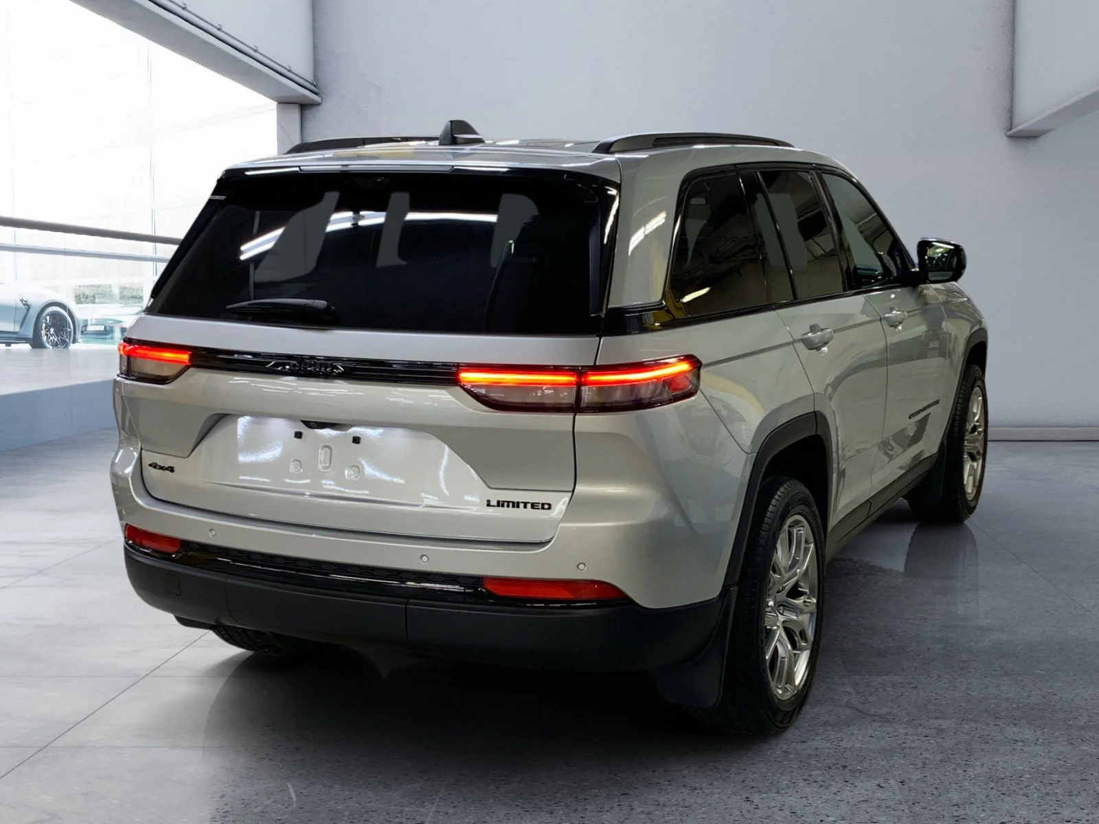 Used 2024 Silver Jeep Limited image 4