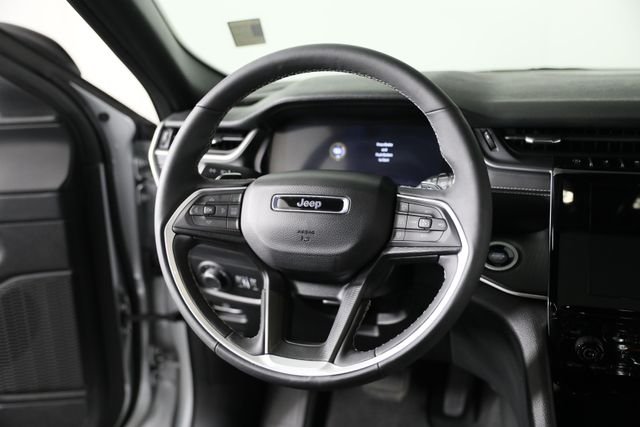 Used 2025 Silver Jeep Laredo image 3
