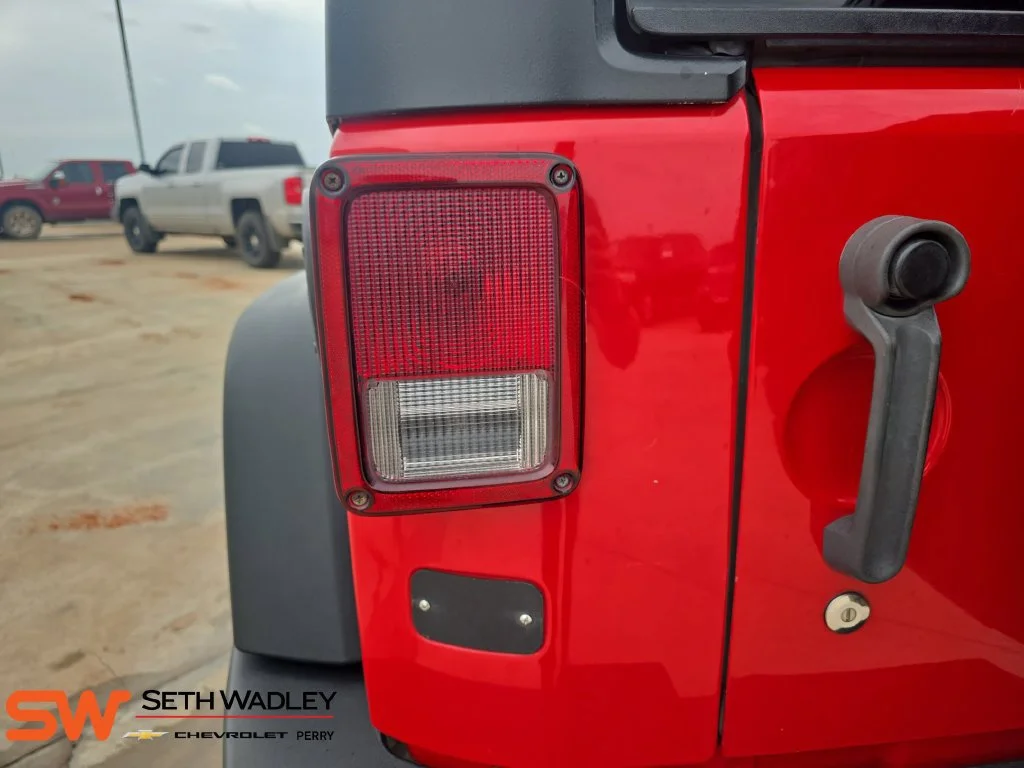Used 2015 Red Jeep Sport image 31