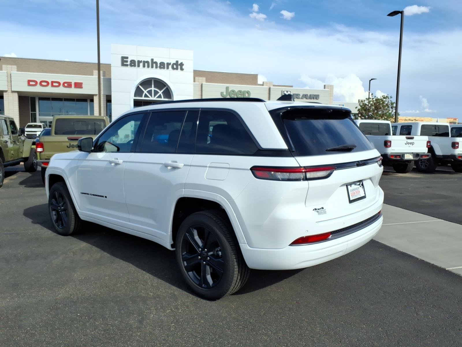 New 2027 Bright White Clear-Coat Paint Jeep Limited Reserve image 4