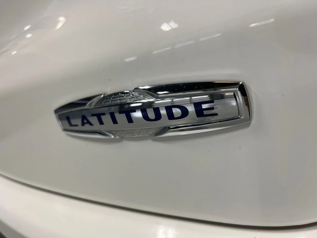 Used 2019 White Clearcoat Jeep Latitude image 9